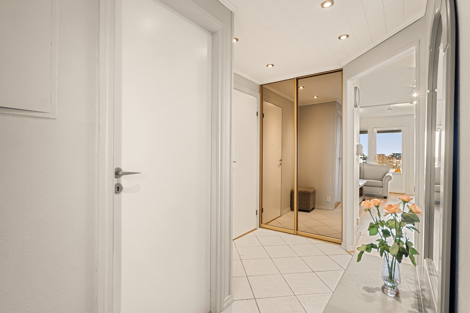 - Fliselagt med varmekabler. Merk spotter i tak som gir et moderne uttrykk - Galleribilde