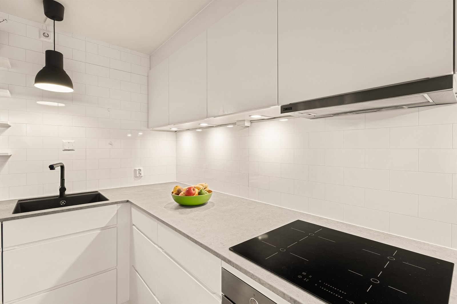 - Et praktisk og velutstyrt kjøkken med rikelig skap- og benkeplass - Galleribilde