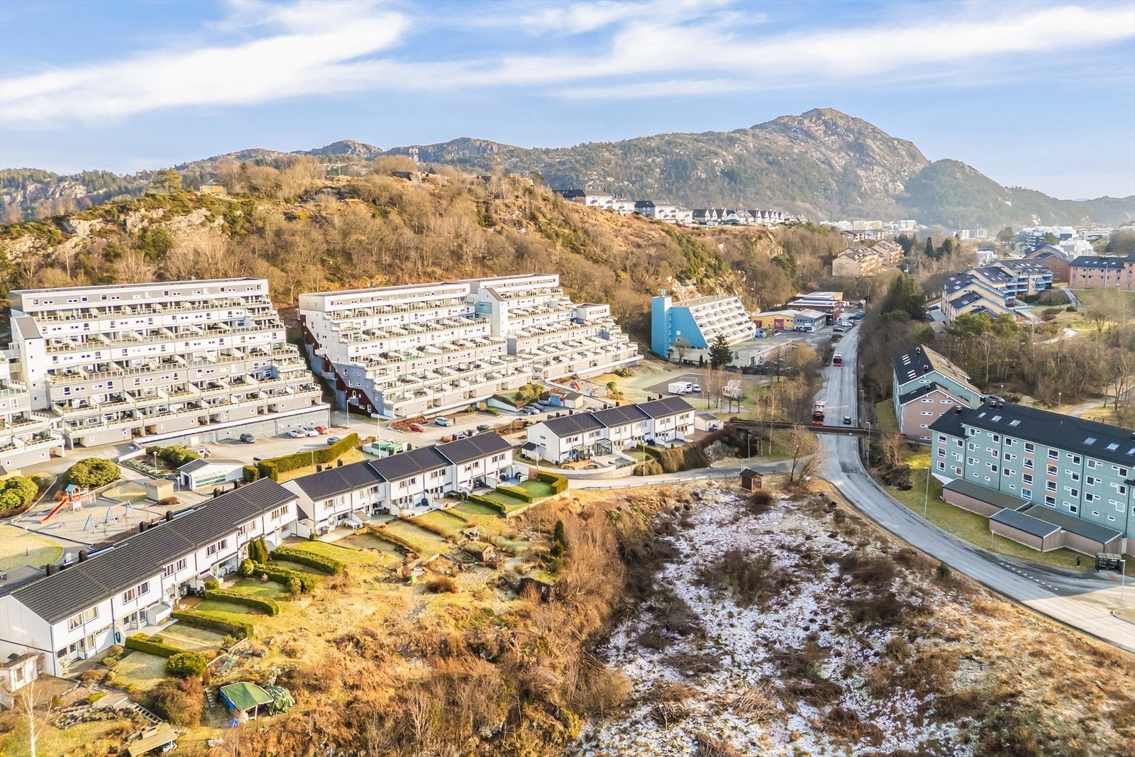 - Det er gode kollektivforbindelser fra området med hyppige bussavganger til Bergen sentrum. Nærmeste busstopp er "Olsvikstallen" og ligger bare 1 minutters gange fra leiligheten - Galleribilde