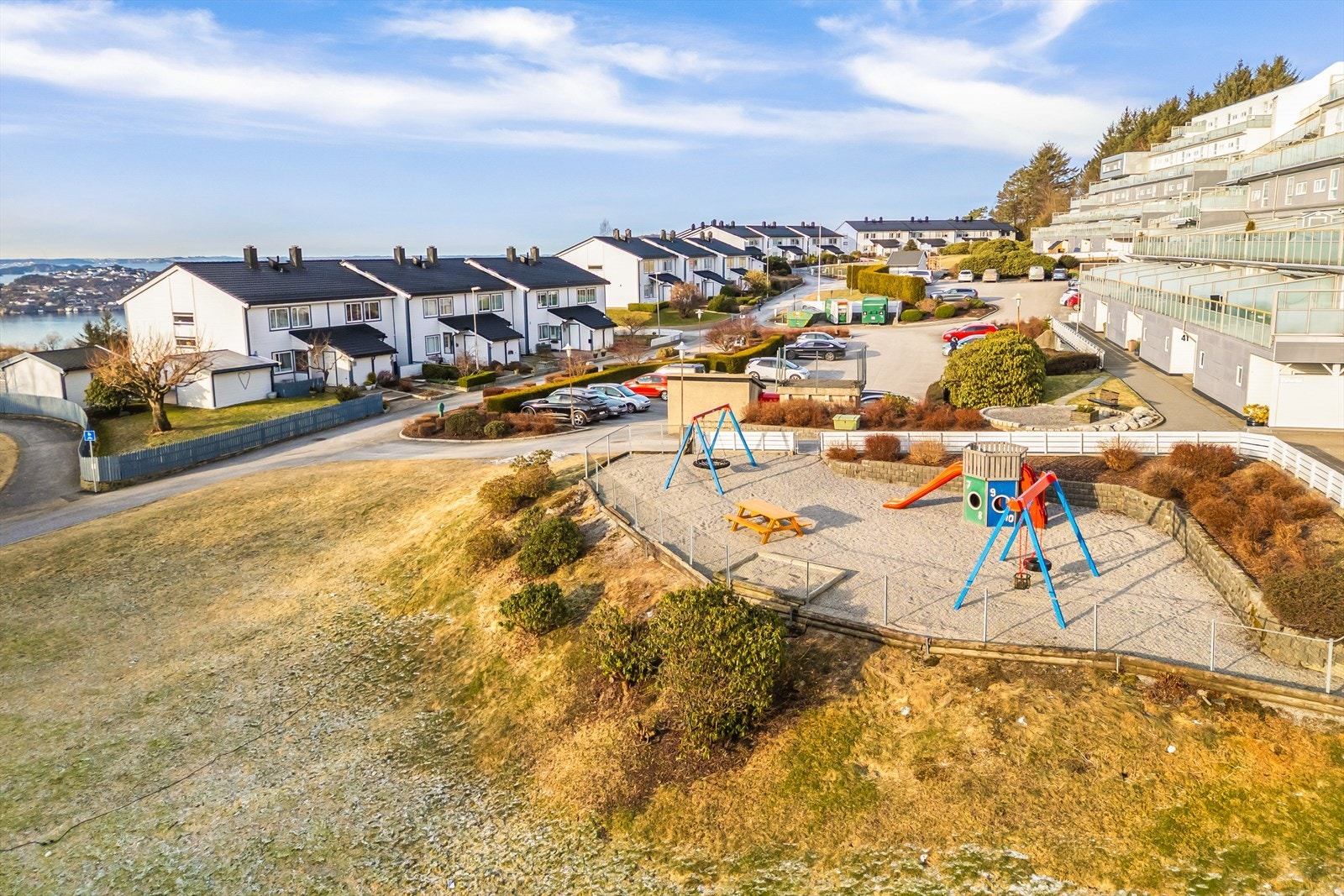 - Her kan barna leke i trygge omgivelser, mens du enkelt har oversikt fra nærområdet - Galleribilde