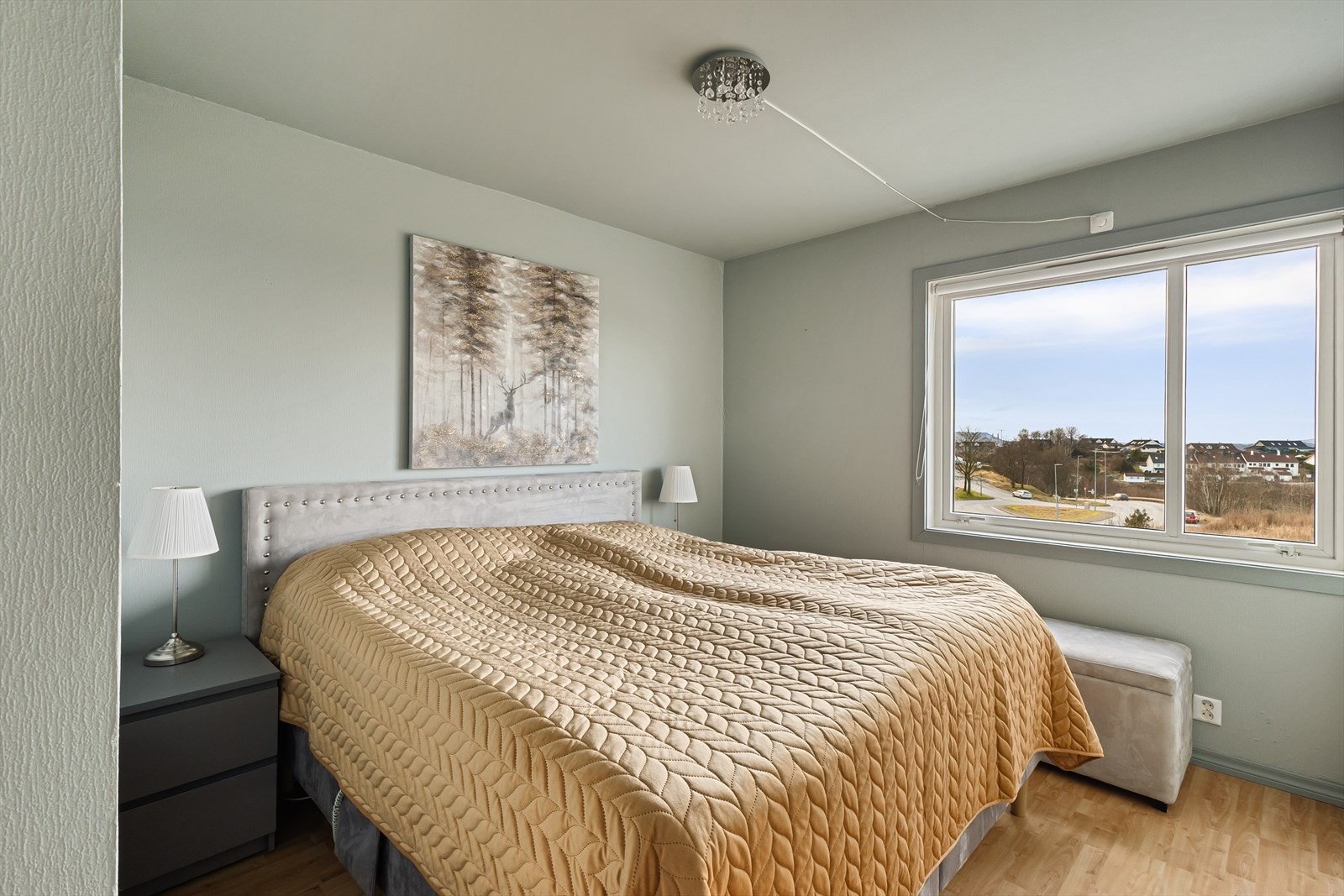 - Soverommene er alle av god størrelse og måler hhv. 10,9 m², 9,5 m² og 13,2 m² - Galleribilde