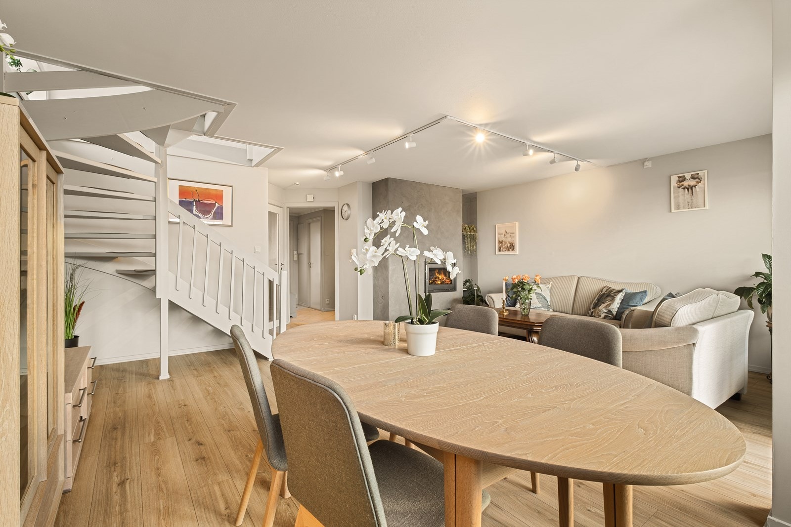 - Stuen har slitesterkt laminatgulv med behagelig gulvvarme - Galleribilde