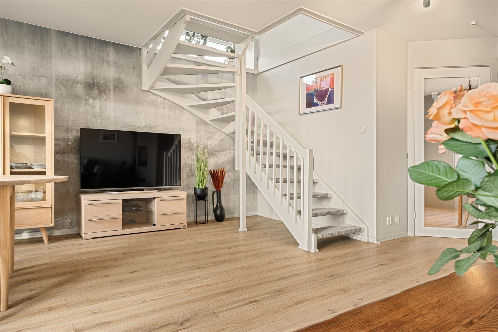 - Stuen har en praktisk utforming som gjør det enkelt å møblere etter eget ønske - Galleribilde