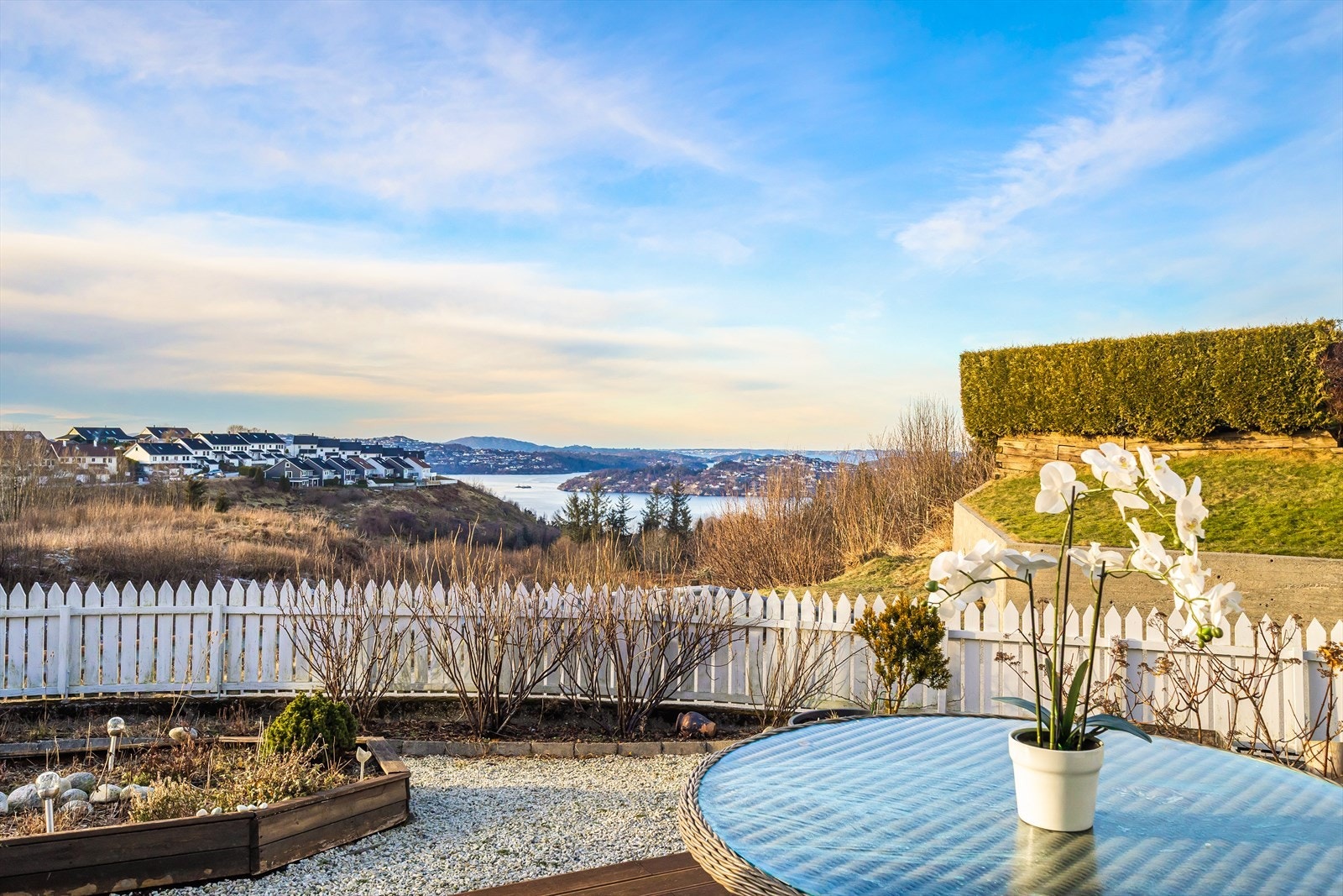 - Her bor du i fredelige og vakre omgivelser, men samtidig svært sentralt med enkel tilgang til alt hverdagen krever - Galleribilde