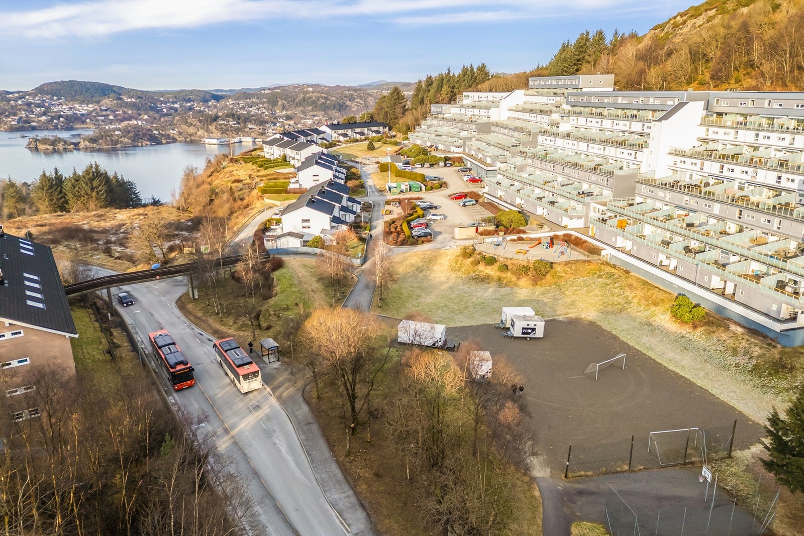 - I umiddelbar nærhet til boligen finnes fotballbane samt lekeplass rett utenfor leiligheten, godt tilrettelagt for lek og fritidsaktiviteter - Galleribilde