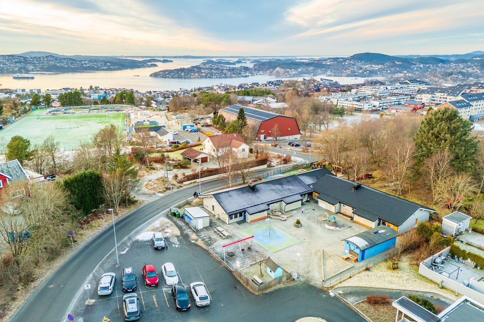 - Boligen har kort vei til barnehager, skoler, og Olsvik idrettshall - Galleribilde