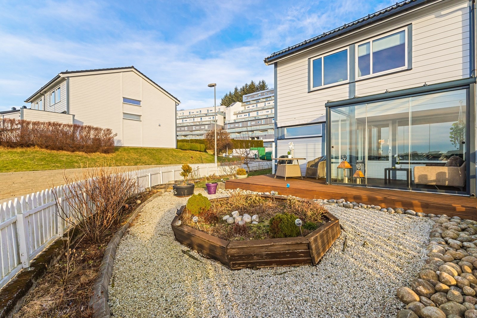 - Boligens private hage er også opparbeidet med bed, belegningsstein og terrasse - Galleribilde