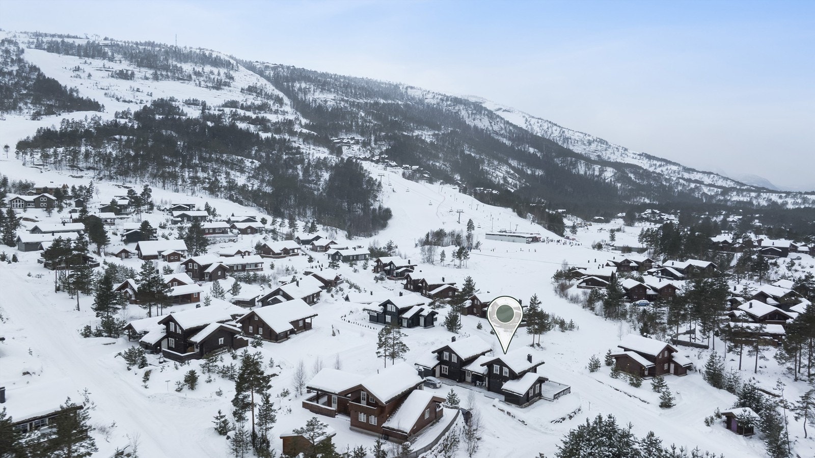 Hytten markert med overblikk over alpinanlegget Galleribilde