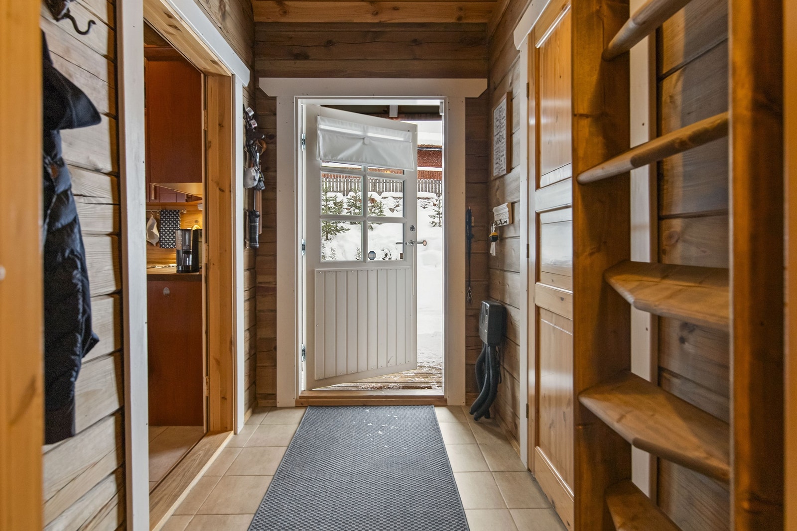 Entré med tilknytning til bod/teknisk rom Galleribilde