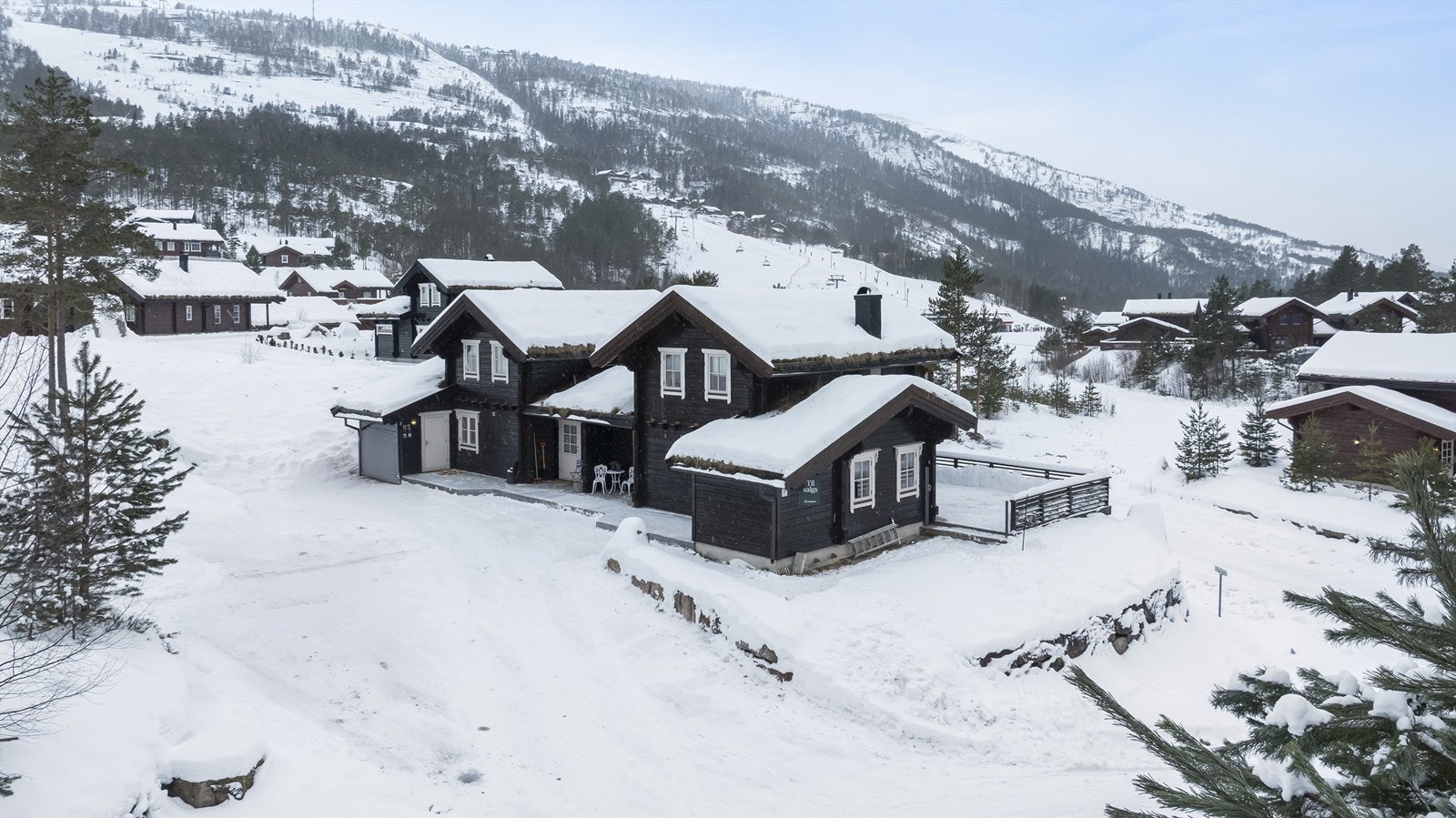 Hytten ligger fint til med ski in/ski out Galleribilde