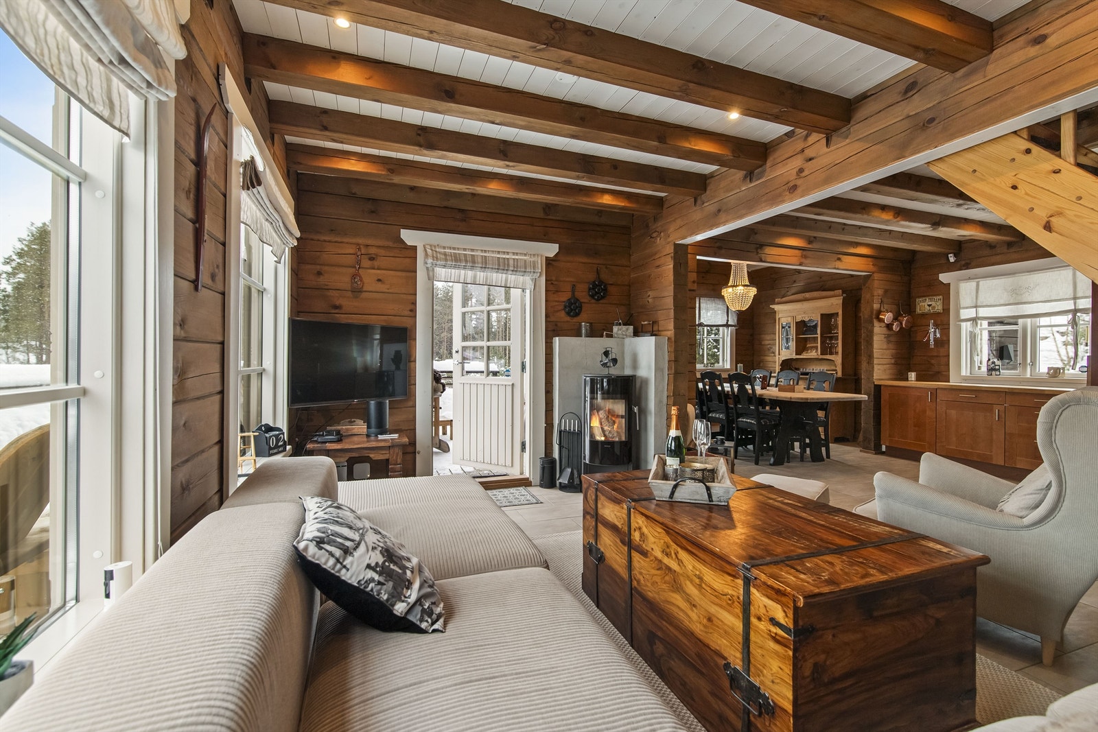 Utgang fra stuen til nydelig og stor terrasse Galleribilde