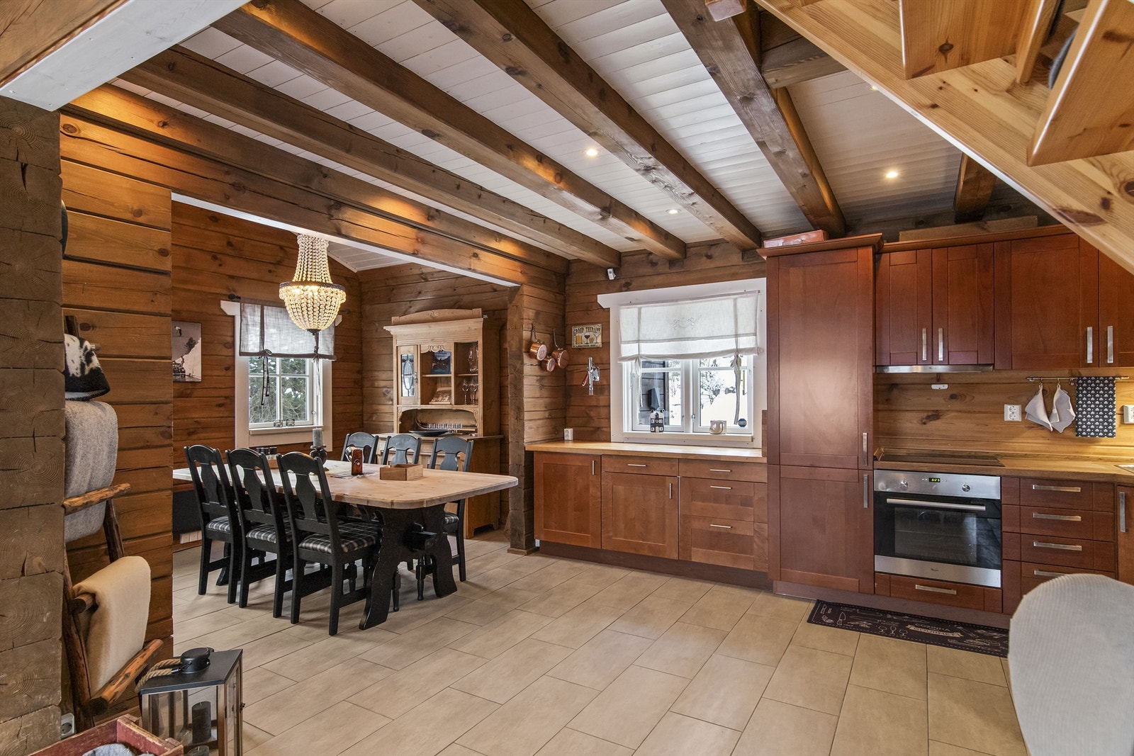 Kjøkken og spisestue har svært god plass Galleribilde