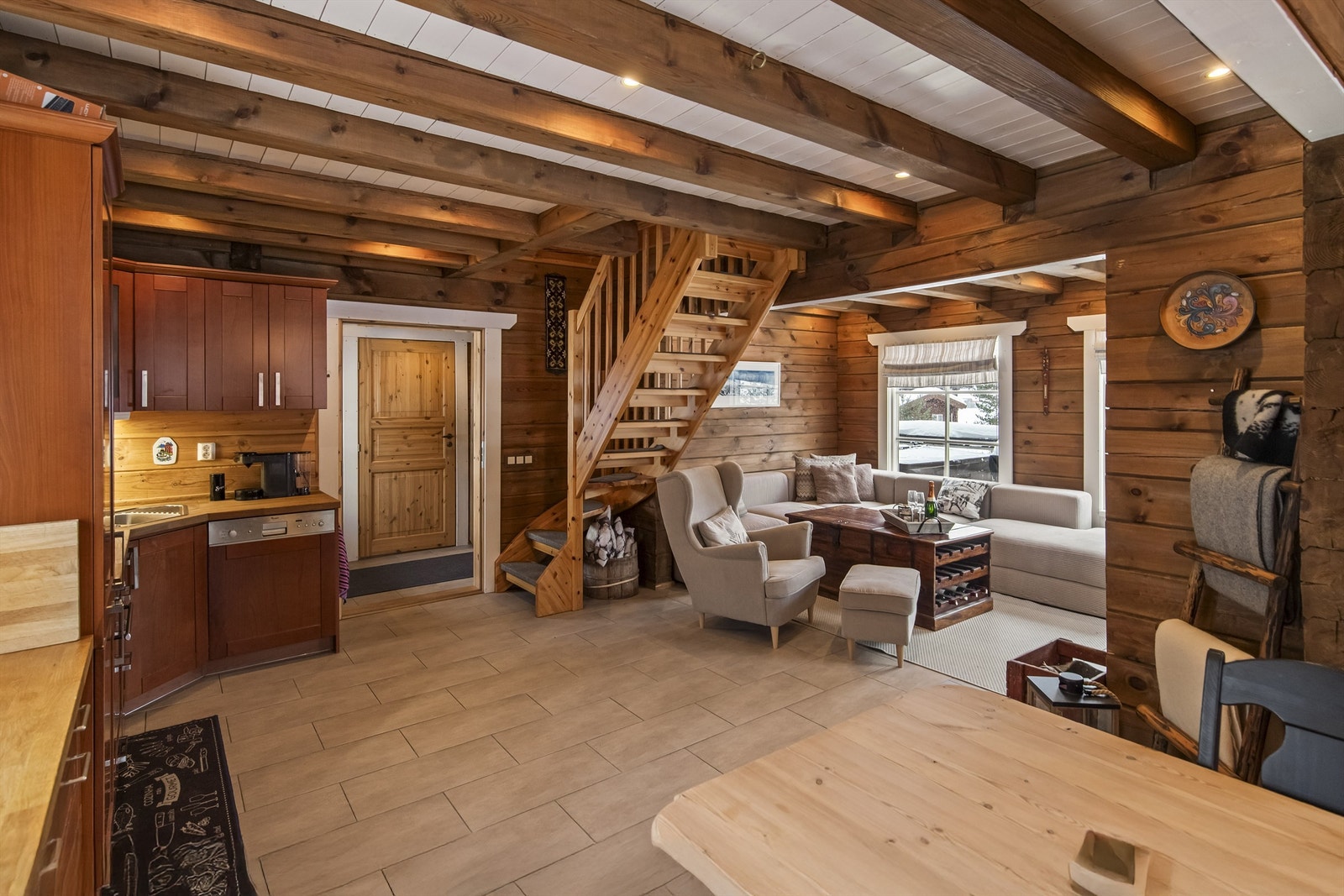 Tidløse fliser med varmekabler og downlights i tak Galleribilde