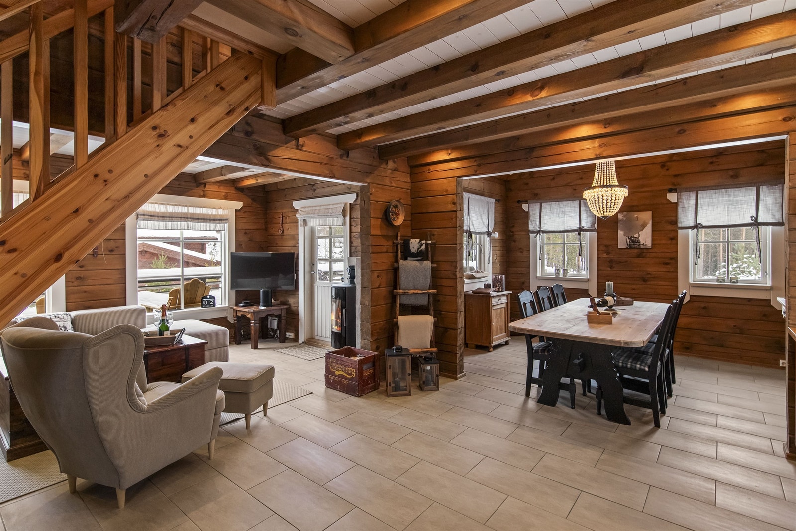 Peisovn i stuen for kjøligere tider og for hyttehygge Galleribilde