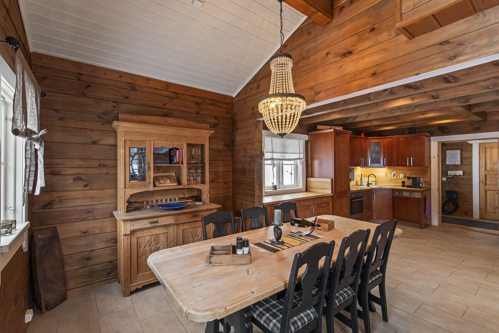 Spisestuen har naturlig plass i tilknytning til kjøkkenet Galleribilde