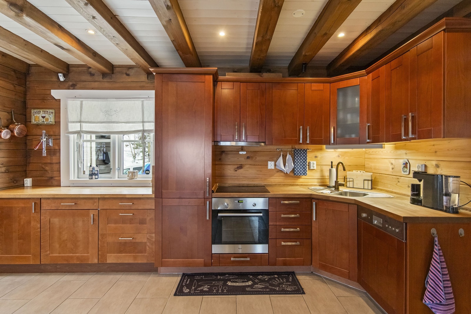 Kjøkkenet har godt med skap- og benkeplass Galleribilde