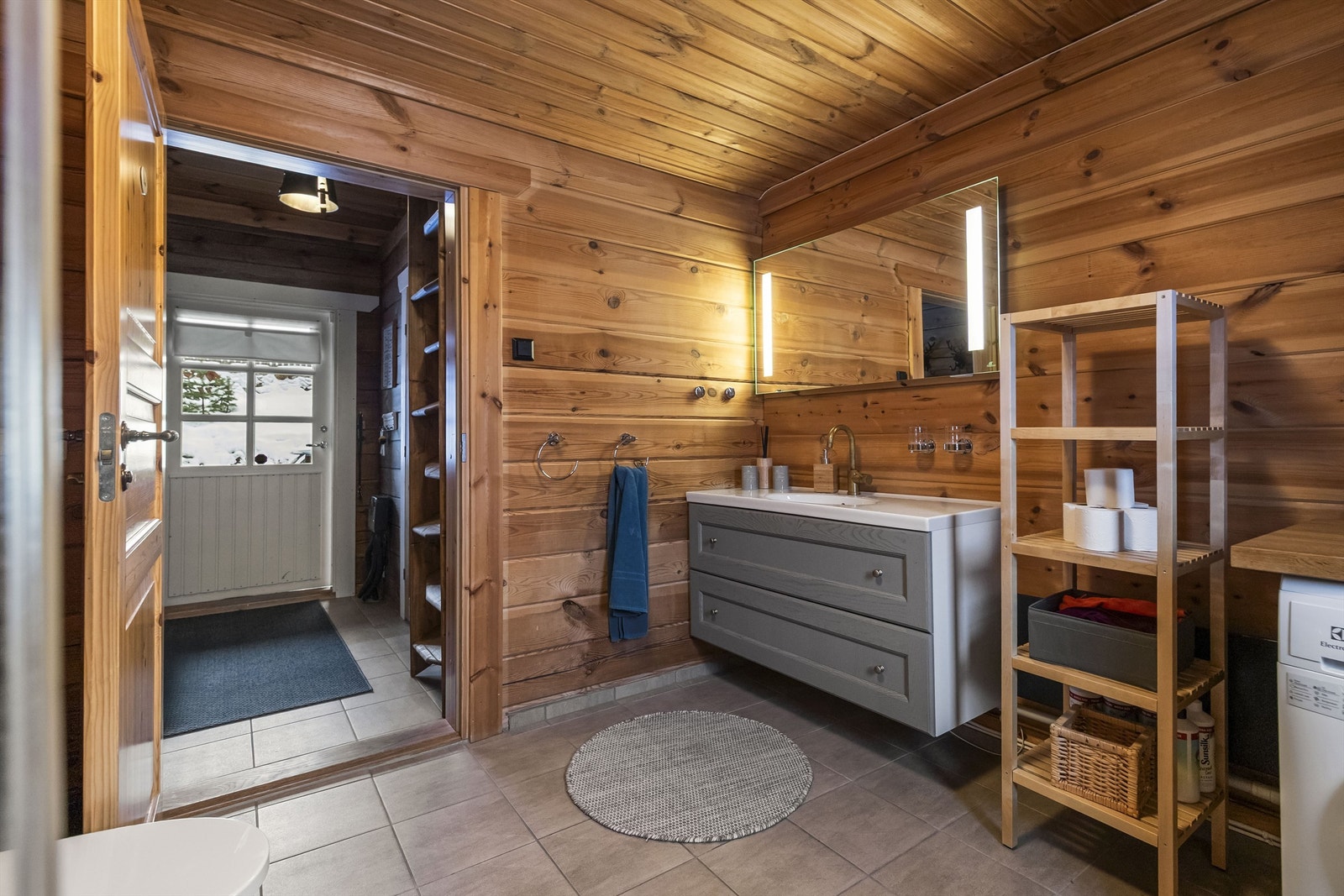 Badet er romslig og med inngang fra entrè/hall Galleribilde