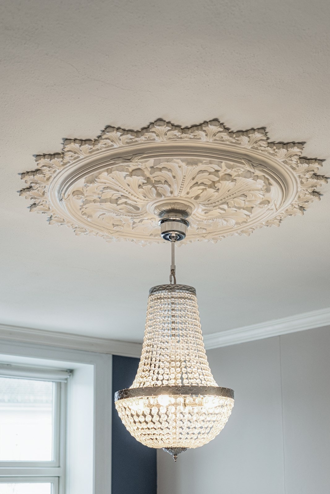 Klassiske detaljer som stukkatur og rosett i taket er bevart og understreker boligens særpreg. Galleribilde