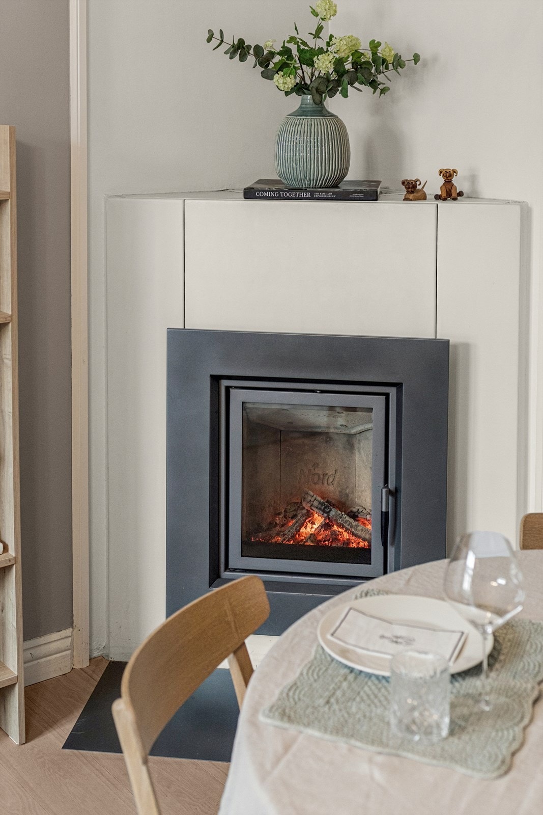 Peisinnsatsen gir effektiv varme og bidrar til en hyggelig atmosfære store deler av året. Galleribilde