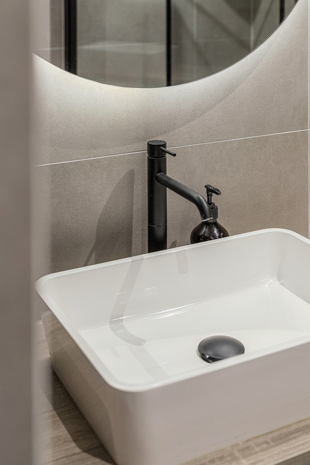 Detalj som sort armatur gir et moderne uttrykk. Galleribilde