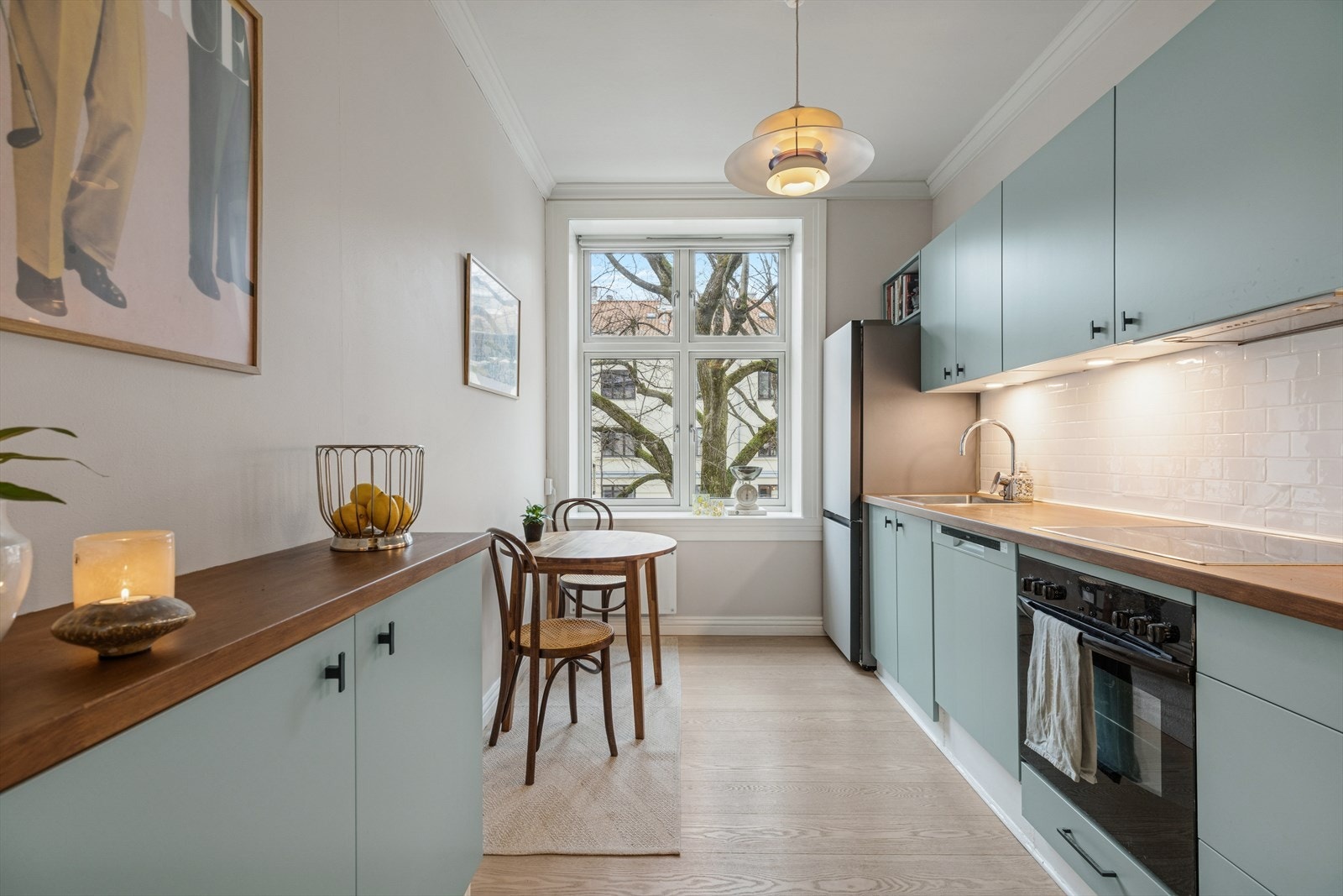 Kjøkkenet ligger praktisk plassert i et eget rom, med plass til et hyggelig frokostbord ved vinduet. Galleribilde