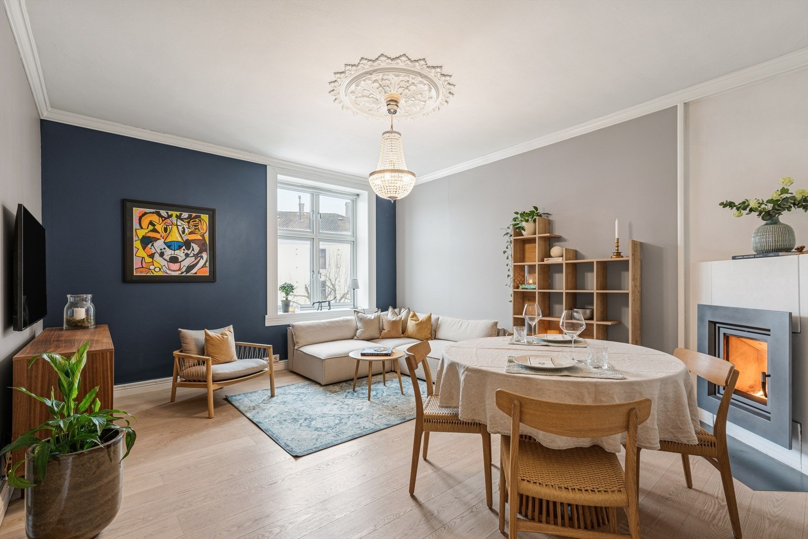 Linn Wendel v/DNB Eiendom har gleden av å presentere Colletts gate 56B! Dette er nydelig, lys og gj. gående 2-roms som ble omfattende pusset opp i 2022-2023. Galleribilde