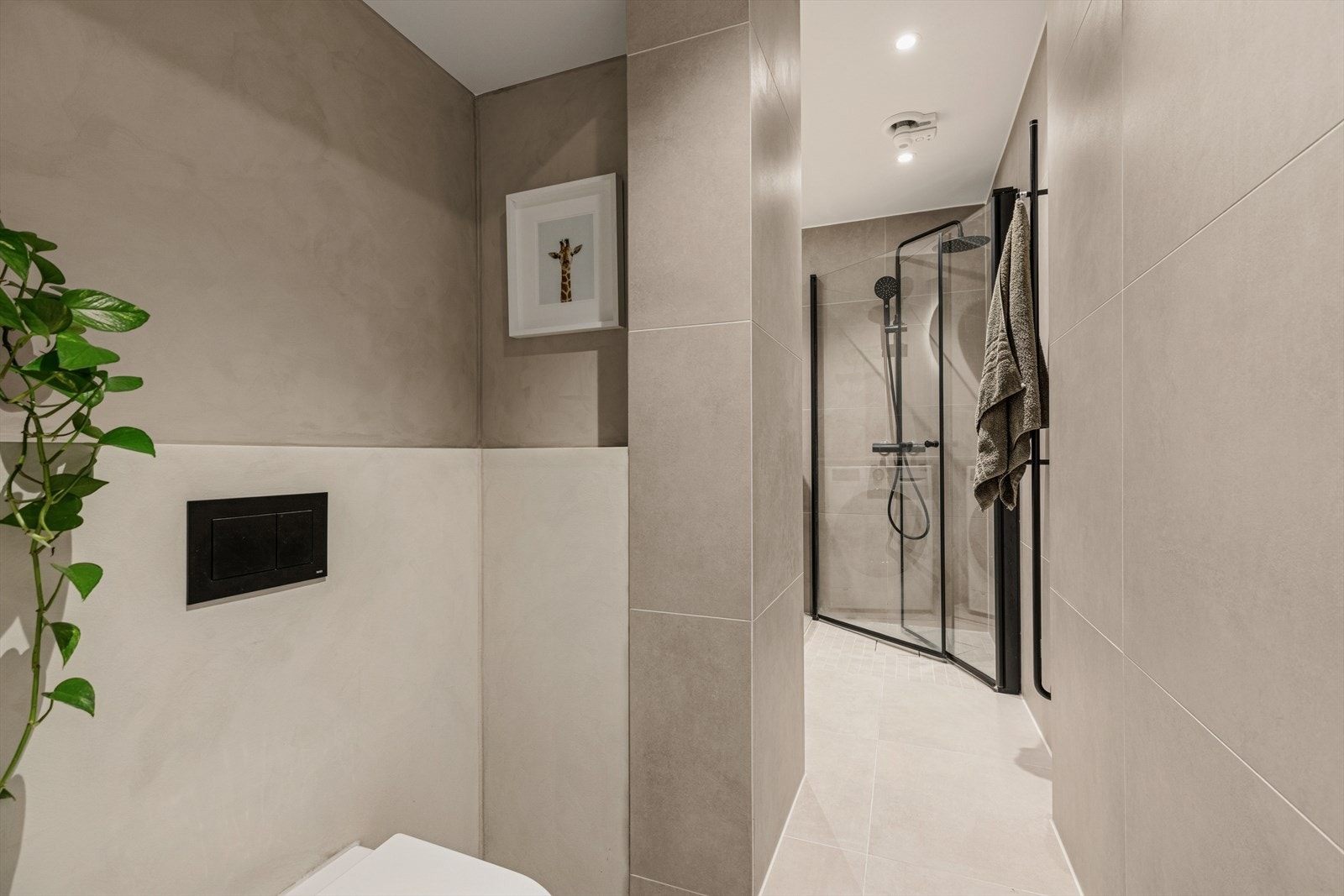 Badet er helt nytt fra 2022/2023 med tidløse lekre fliser og delikat baderomsinventar. Galleribilde