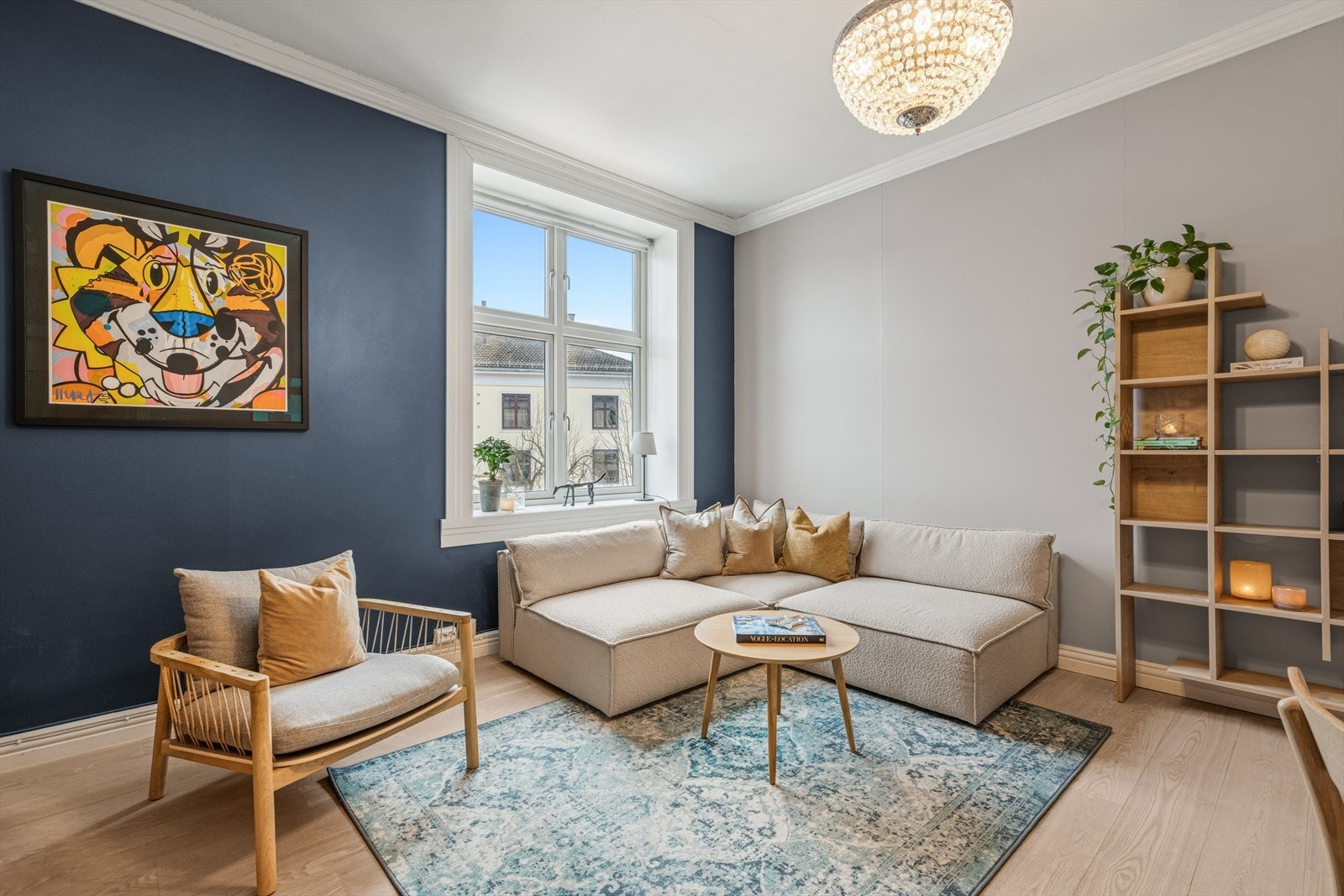 De dype vinduskarmene er et klassisk bygårdsdetalj som gir rommet karakter. Galleribilde