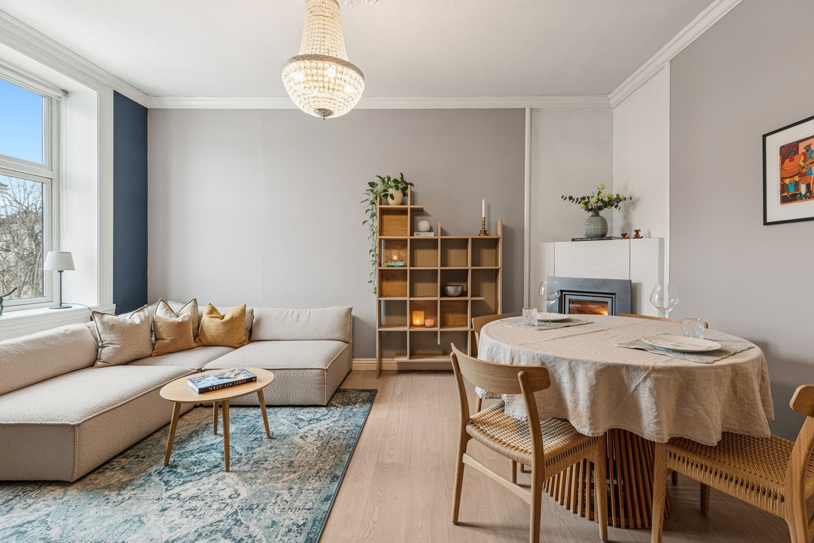 Rommet har god plass til både sofagruppe og spisebord foran peisen. Galleribilde