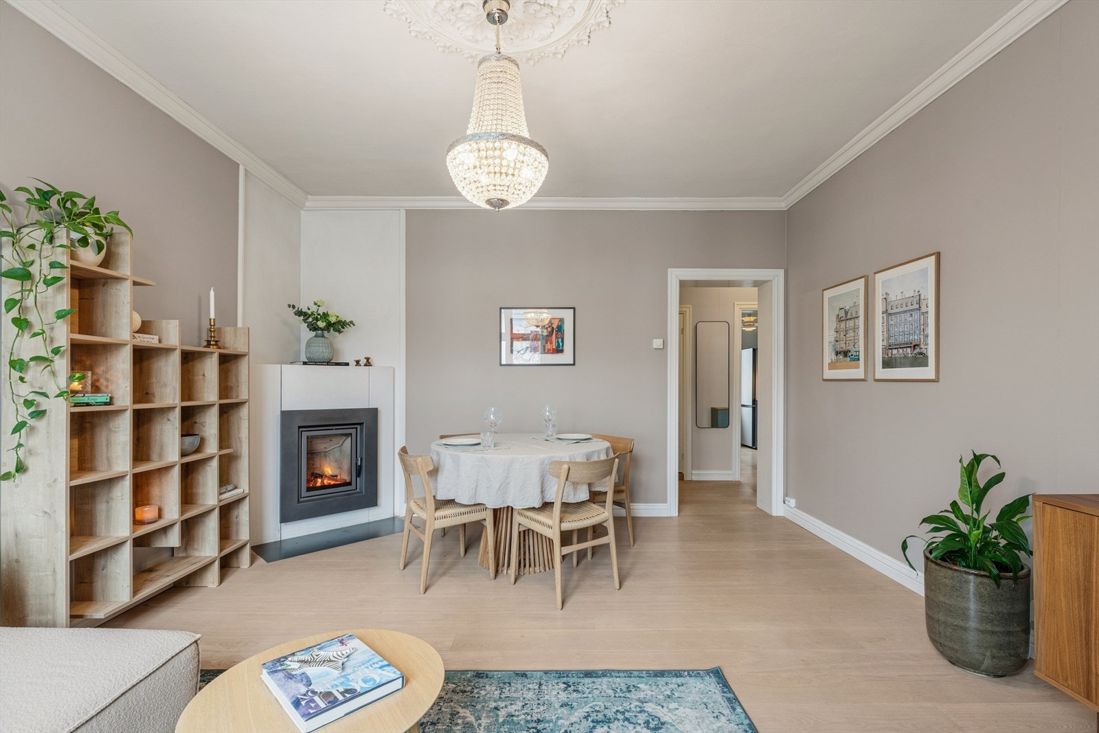 Veggflater og tak er malt i eksklusive fargetoner fra kjente Farrow & Ball, som gir en lun og elegant stemning. Galleribilde