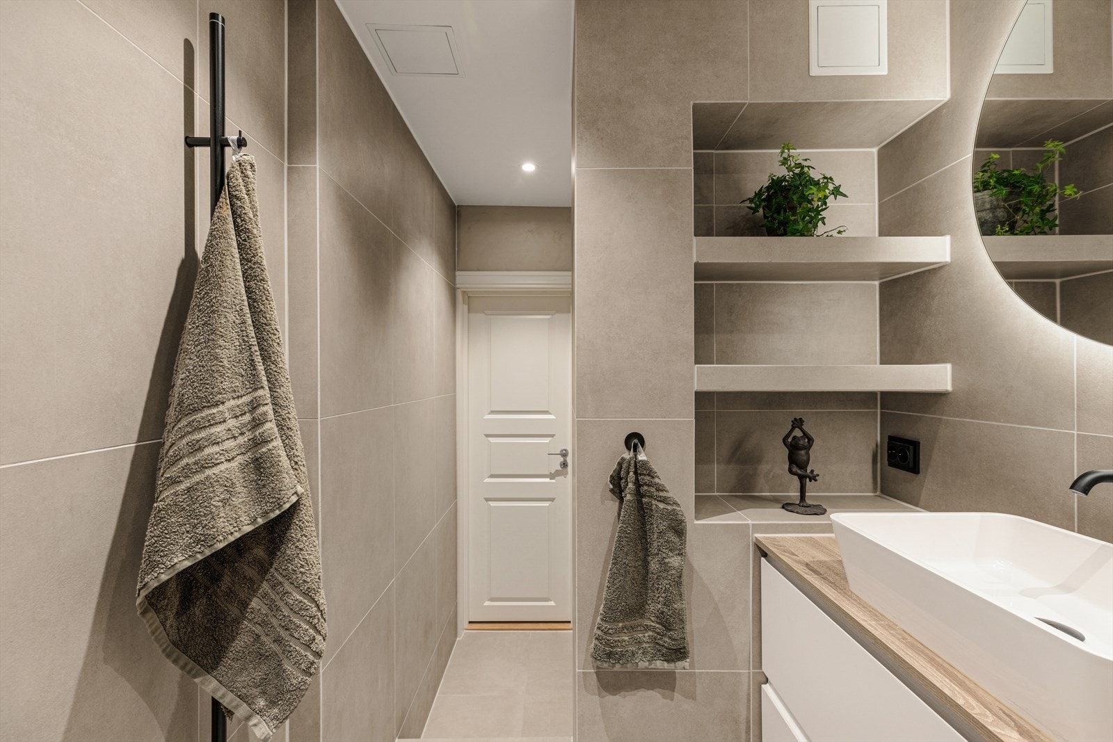 Det er downlights i himlingen og opplegg for vaskemaskin. Ventilasjonen sikres med en elektrisk vifte. Galleribilde