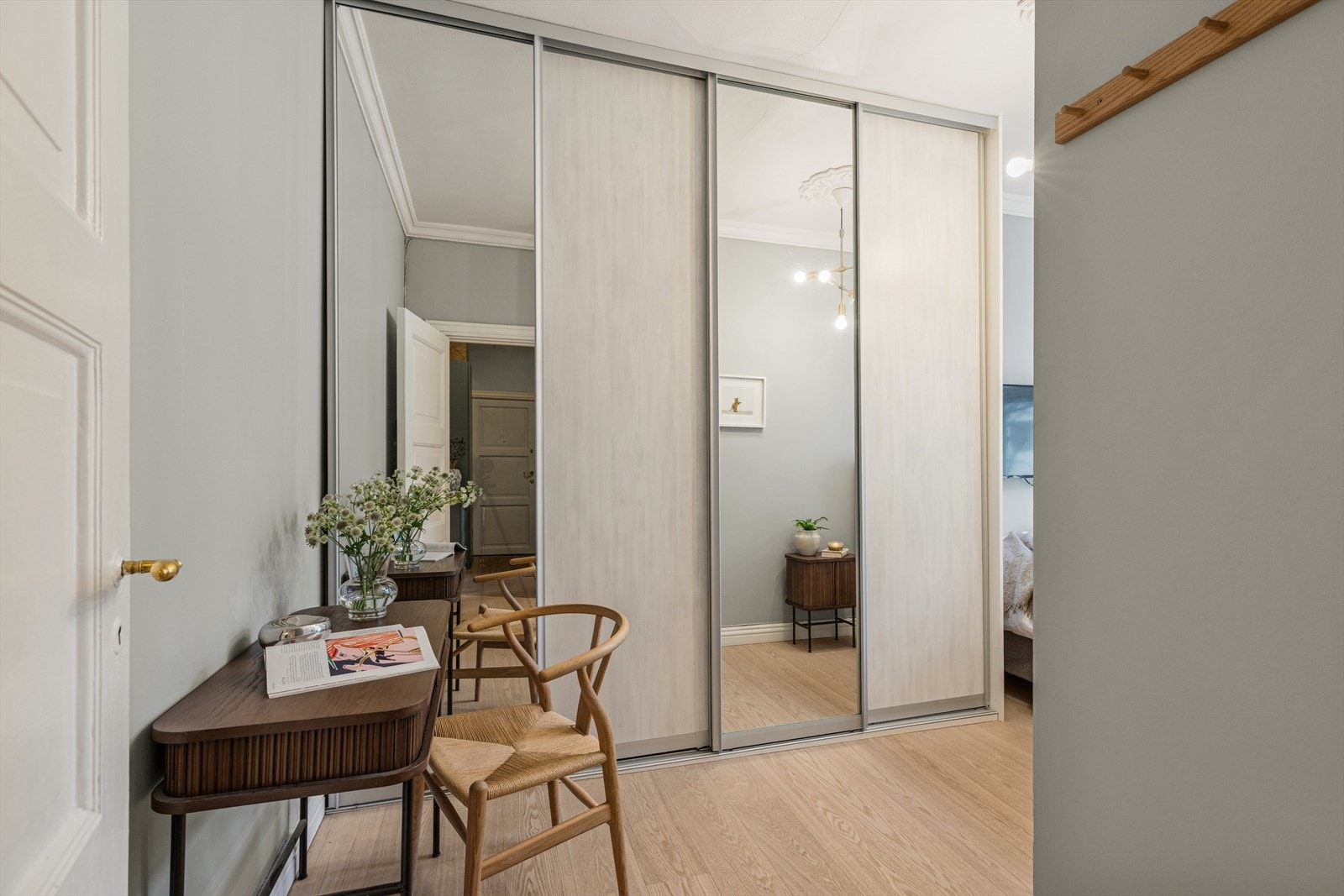 En romslig skyvedørsgarderobe med speilfronter gir rikelig med oppbevaringsplass. Galleribilde