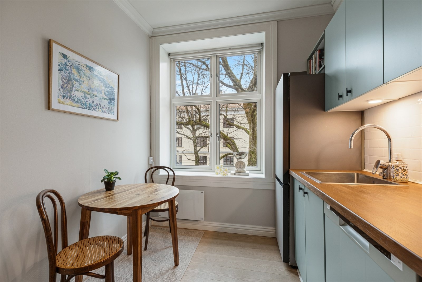 Kjøkkenet har en hyggelig spiseplass ved vinduet - her kan frokosten nytes! Galleribilde