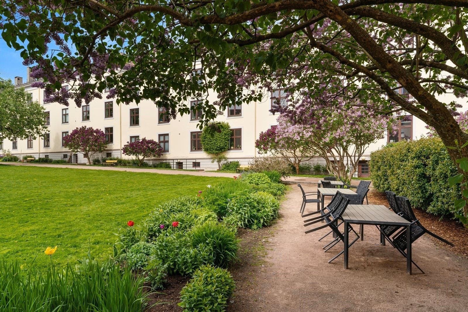 Nydelig bakgård, ta med morgenkaffen din ut her på sommerstid! Galleribilde