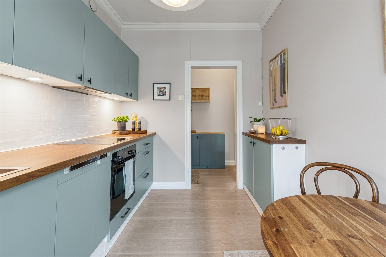 Kjøkken vesentlig oppgradert i 2023 med nye overskap med integrert belysning, folierte fronter og eksklusive dørhåndtak (R. Bergersen). Galleribilde