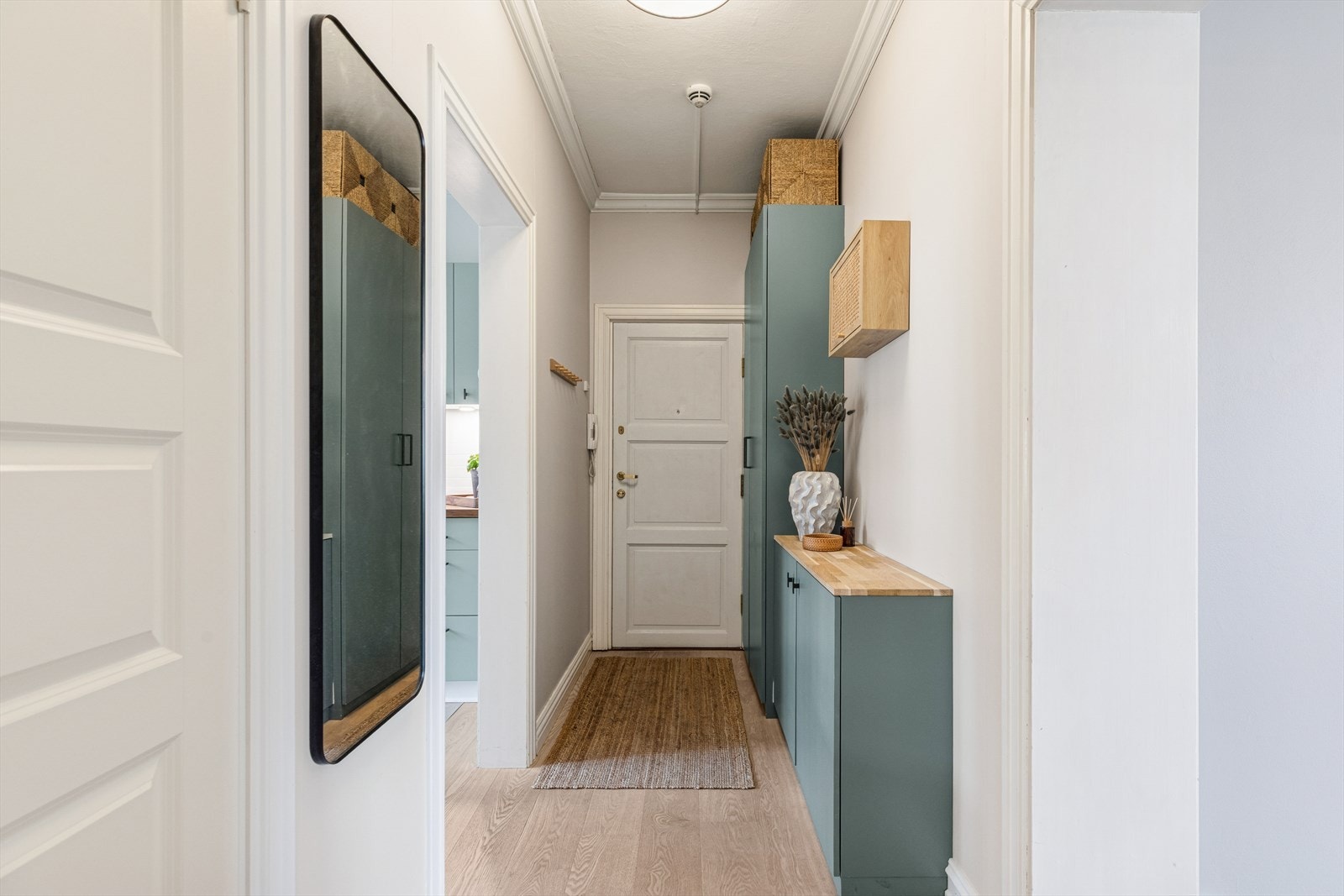Du ønskes velkommen inn i en lys entré med plassbygde skap fra 2023 for praktisk oppbevaring. Galleribilde