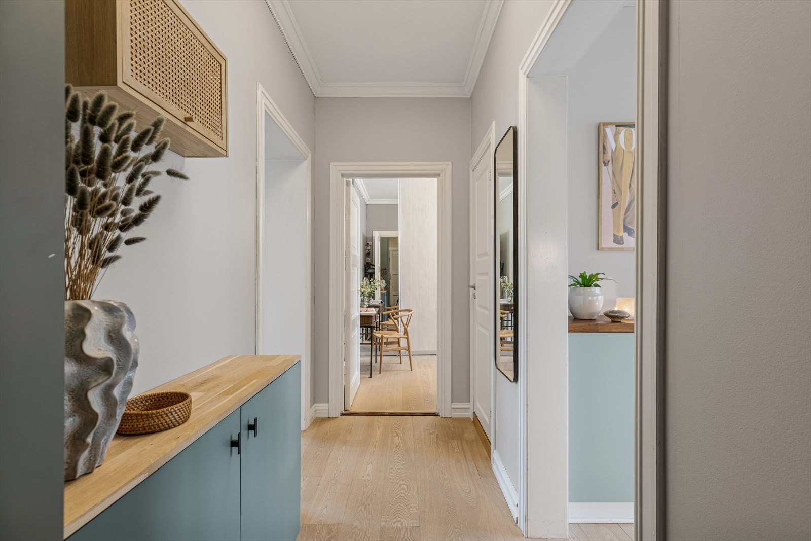 Fra entreen er det tilgang til alle rom, og det gjennomgående 1-stavs eikegulvet skaper en helhetlig følelse. Galleribilde