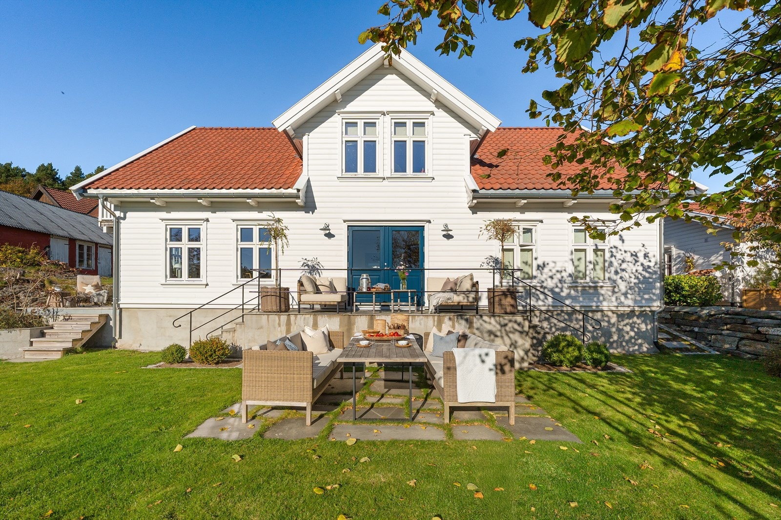 Velkommen til en idyllisk beliggende enebolig med tilhørende stor tomt, låve og dobbel garasje. Eiendommen er presentert av Kristoffer Munksgaard for Eiendomsmegler Norge Galleribilde