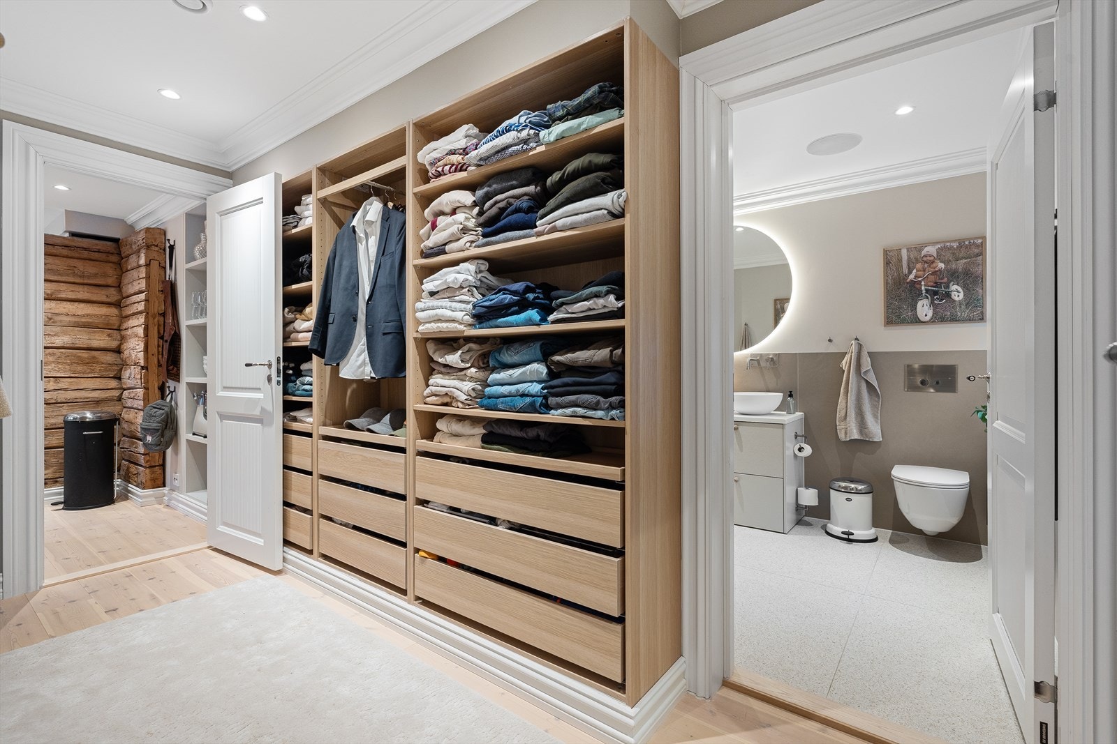 Det er downlights i himling i entre/hall, vaskerom, toalettrom, stue/kjøkken, garderoberom og bad i boligens 1.etg Galleribilde