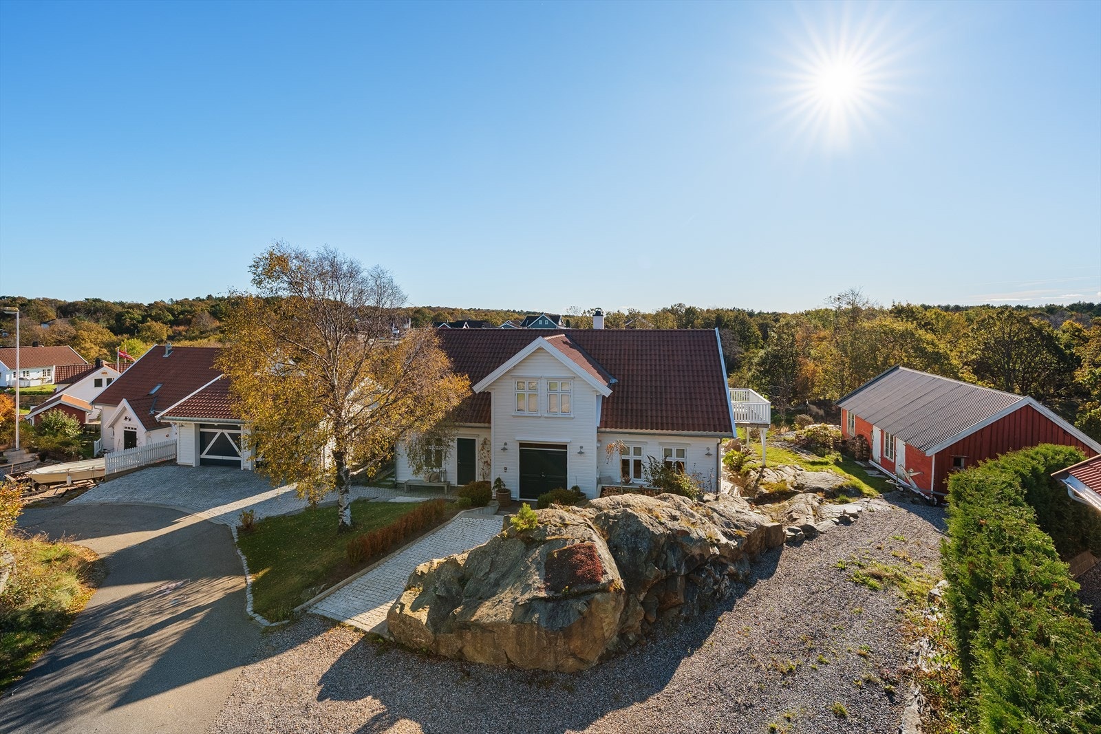 I 2024 fikk nåværende eier Vesterøya Maskin til å lage vei inn til låven, som fungerer som lagring av båt vinterstid og ekstra parkeringsplasser sommerstid. Det er ellers gode parkeringsmuligheter på grus, eller utenfor den doble garasjen. Galleribilde