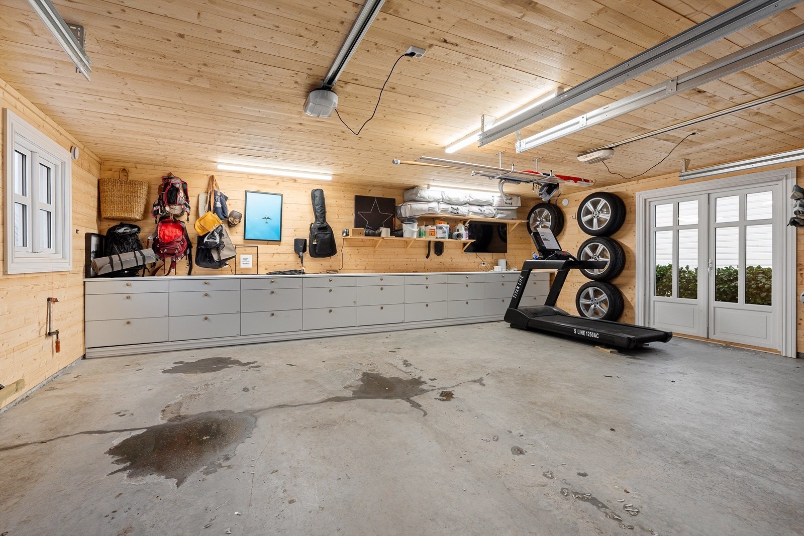 Det er automatiske portåpnere og el-bil lader. Det medfølger 1 el-bil lader, dog er det mulighet for å ha 2 el-bil ladere om ønskelig. Kjøkkeninnredning fra Ikea med rikelig oppbevaringsplass. Galleribilde