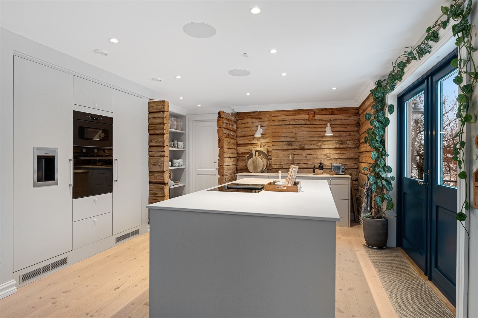 Kjøkkenet er fra kvalitetsleverandøren Sigdal med dobbeltmalt innredning i samme fargekode som veggene. Benkeplate fra Scan Granitt i dekton som du kan sette varme gryter og kjeler direkte på. Galleribilde