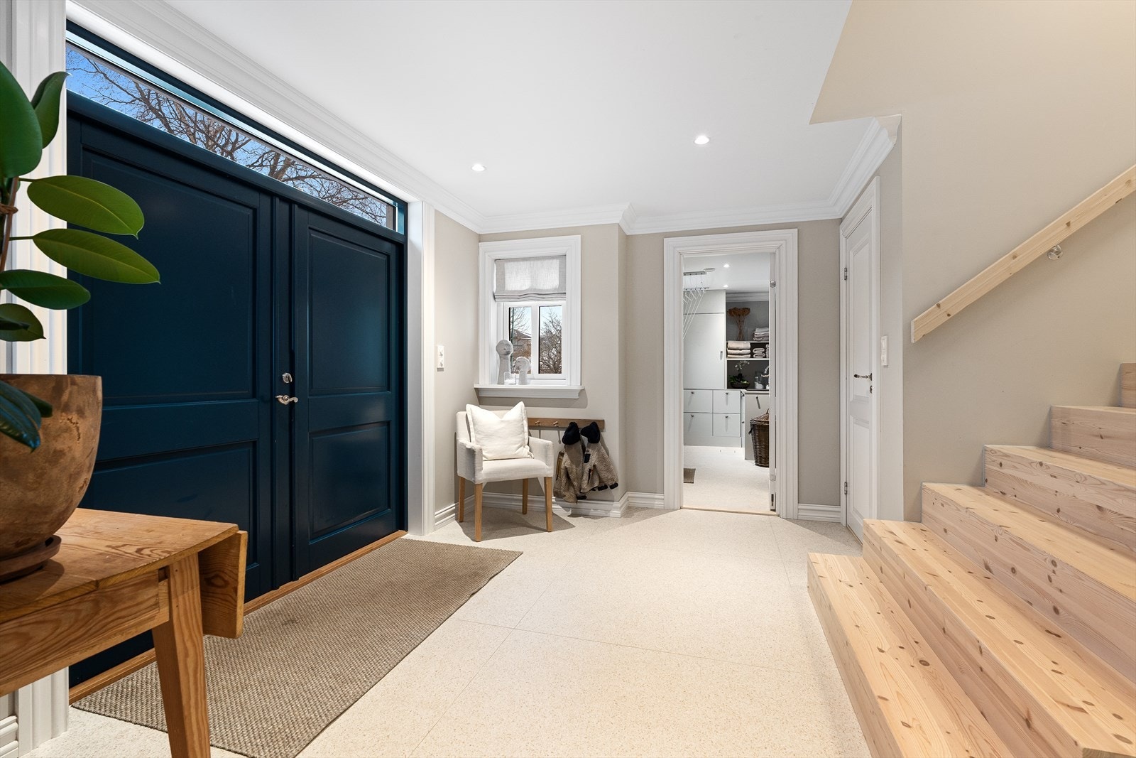 Velkommen inn! I entreen/hallen, som er av god størrelse, er det lagt store gulvfliser på 120x120. Det vannvarme i alle gulv i boligens 1.etg., foruten bod under trapp. Galleribilde