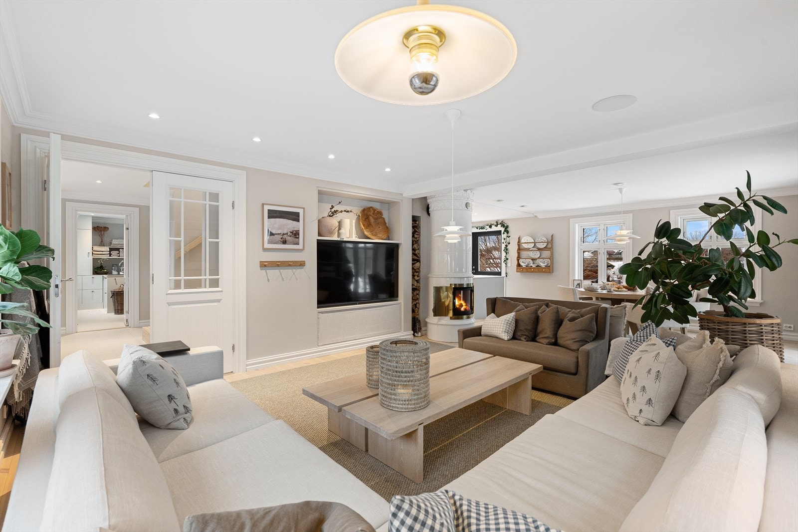 Plass til innfelt TV i veggen i nisje med hylle til lydplanke, dekoder mm. skjult. Det er ekstra stikkontakter slik at du kan ha det du trenger skjult. Galleribilde