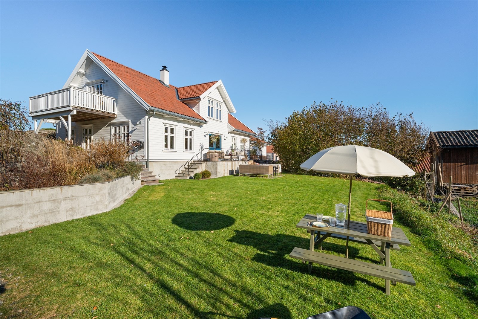 Eiendommen har en større gressplen, flere plantebed, hekker og beplantning. I grunnen fra boligen mot låven ligger det rør til vann/strøm til en tiltenkt hagestue, samt rør for vann/kloakk/strøm til låven for fremtidige planer om ombygging. Galleribilde