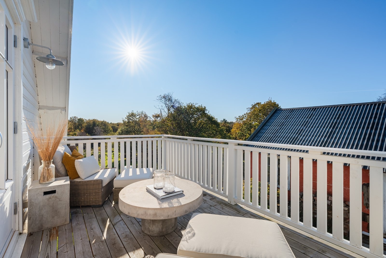 Terrassen fra loftsstuen er av god størrelse med plass til et hyggelig utemøblement Galleribilde