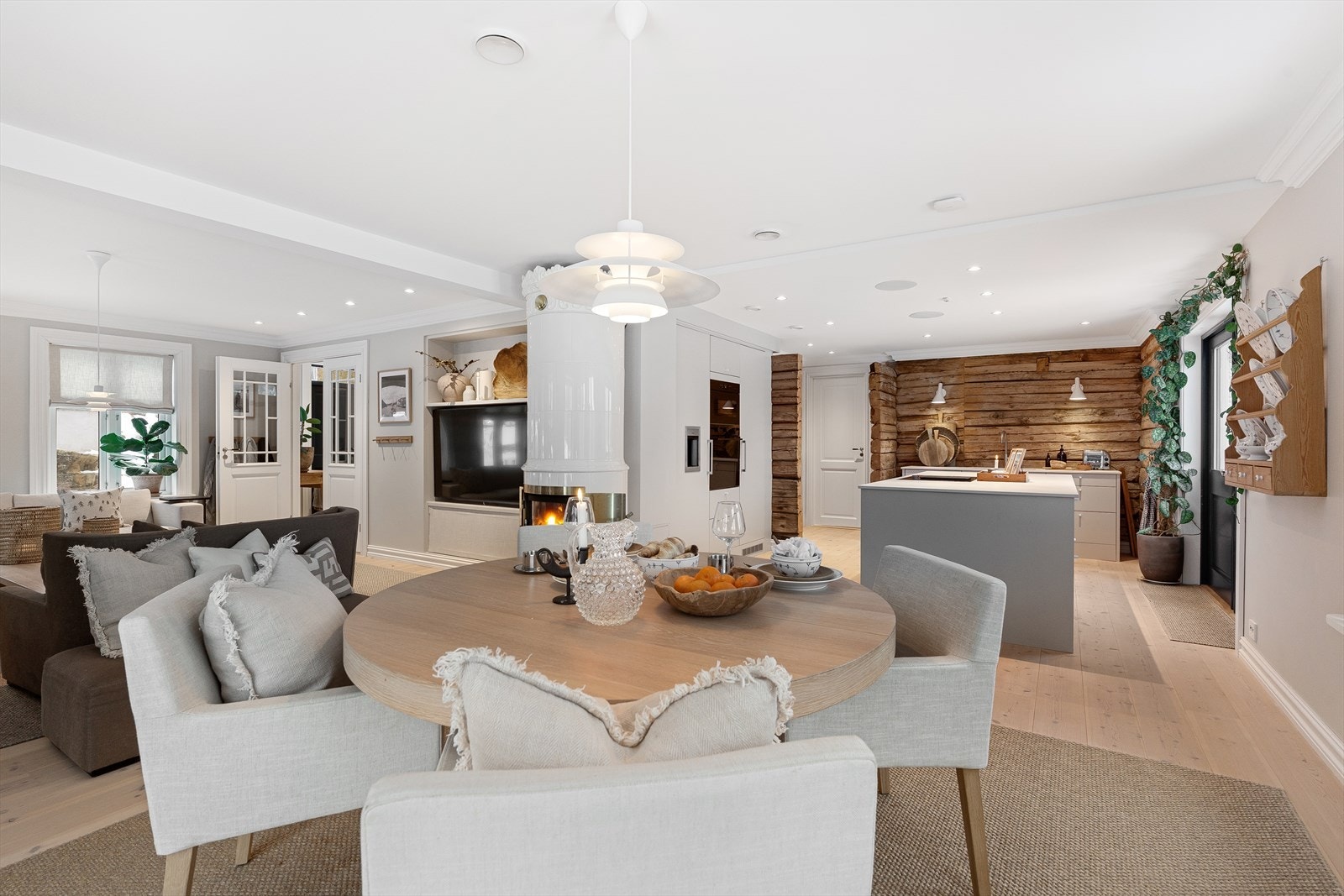 Pen overgang fra stue til kjøkkenet hvor nåværende eiere har beholdt de gamle tømmerveggene som fantes i den tidligere boligen. De ble heist ut, så ble det støpt nytt dekke og de ble deretter heist tilbake av kranbil. Galleribilde