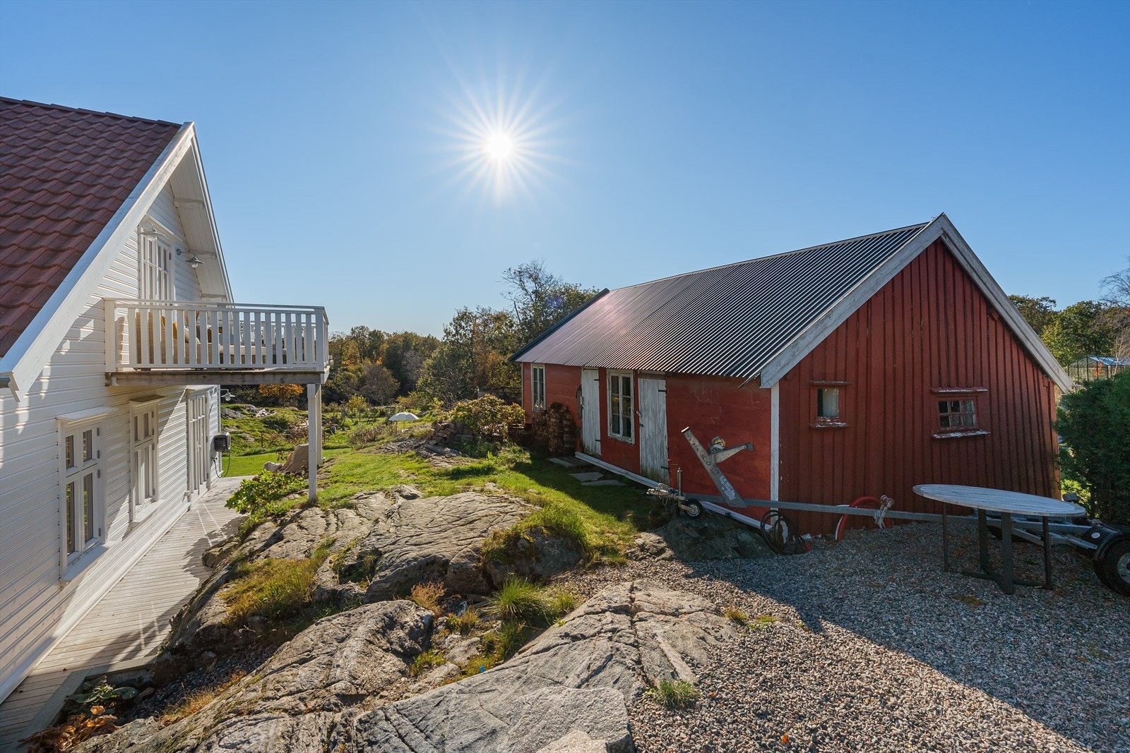 Låven er eldre og har bruk for vedlikehold i årene som kommer. Den har av nåværende eiere blitt brukt til lagring og låvekino for barna. Den er i dårlig forfatning, men har til nå hatt tett tak. Rør for vann/kloakk/strøm ligger under grus i låvens gavl. Galleribilde