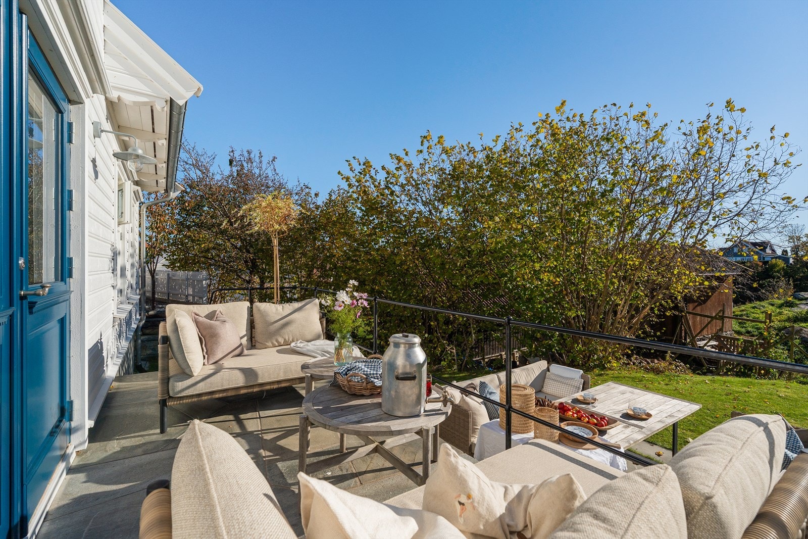 Eiendommen ligger i landlige omgivelser, men likevel i gang- og sykkelavstand til det du trenger i hverdagen som barnehage, skole, fritidsaktiviteter, dagligvarebutikk og kollektivtransport Galleribilde