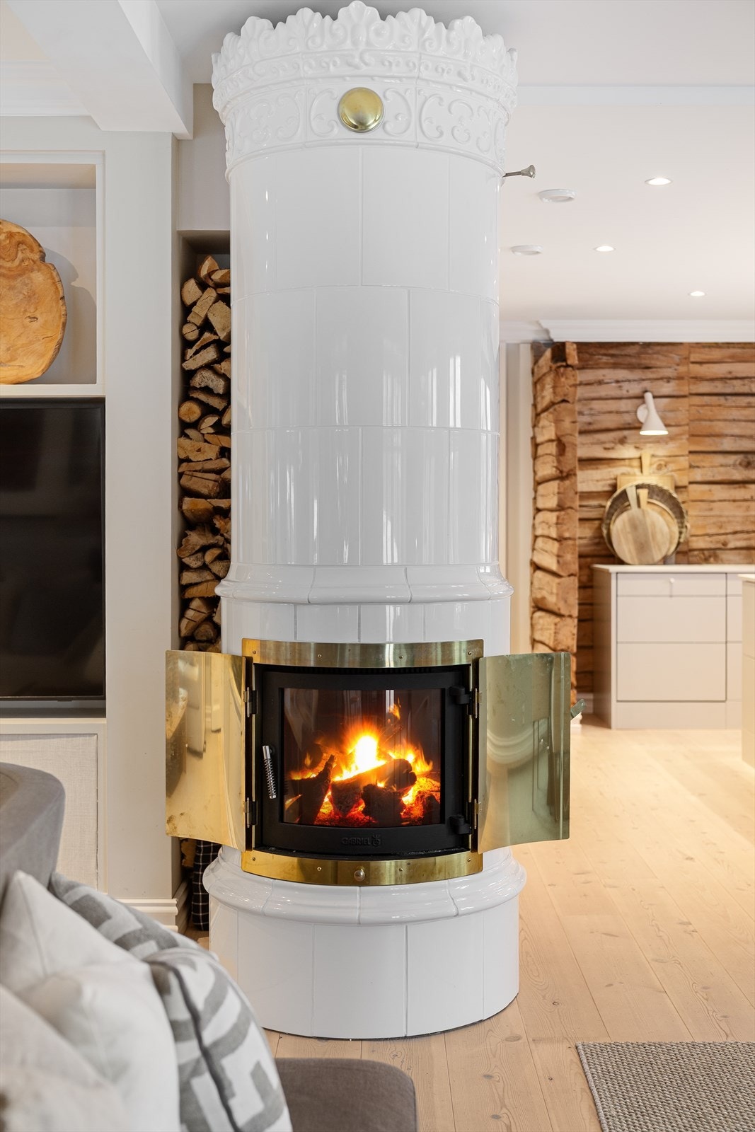 Pen kakkelovn fra kvalitetsleverandøren Gabriel! Den ble installert og bygget på stedet av Varmefag i 2025 og gir god varme vinterstid. Galleribilde